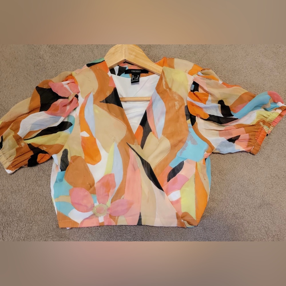Worn once multi color soooo cute short sleeve top